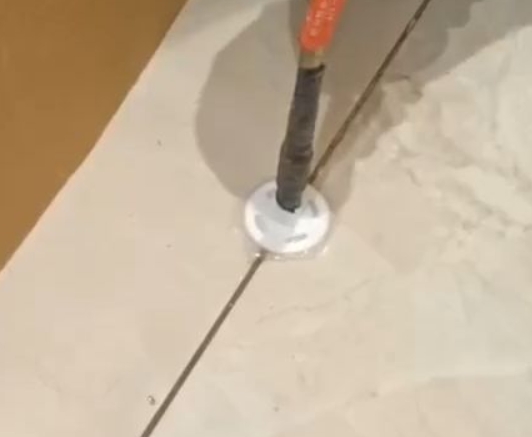 城关瓷砖空鼓维修公司专业解答瓷砖在铺贴过程中，如果没有涂抹均匀到位的粘结材料（如水泥砂浆或瓷砖胶），可能会导致以下问题