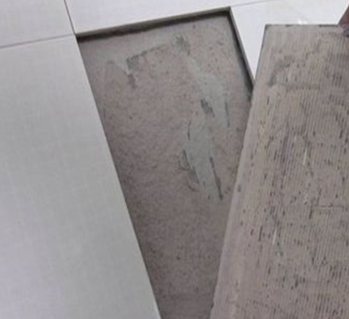 城关瓷砖空鼓维修公司分享瓷砖铺贴时如果打浆（即涂抹在瓷砖背面和基层上的砂浆或瓷砖胶）过少，会带来以下问题